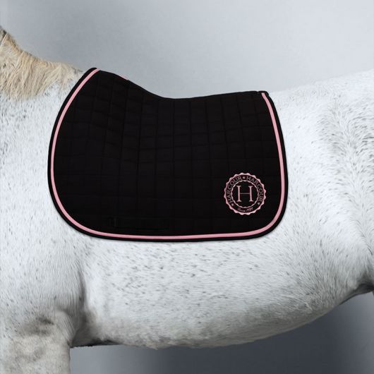 Tapis de selle cheval Suzie édition limitée - Octobre Rose - Harcour Tapis de selle cheval Suzie édition limitée - Octobre Rose - Harcour