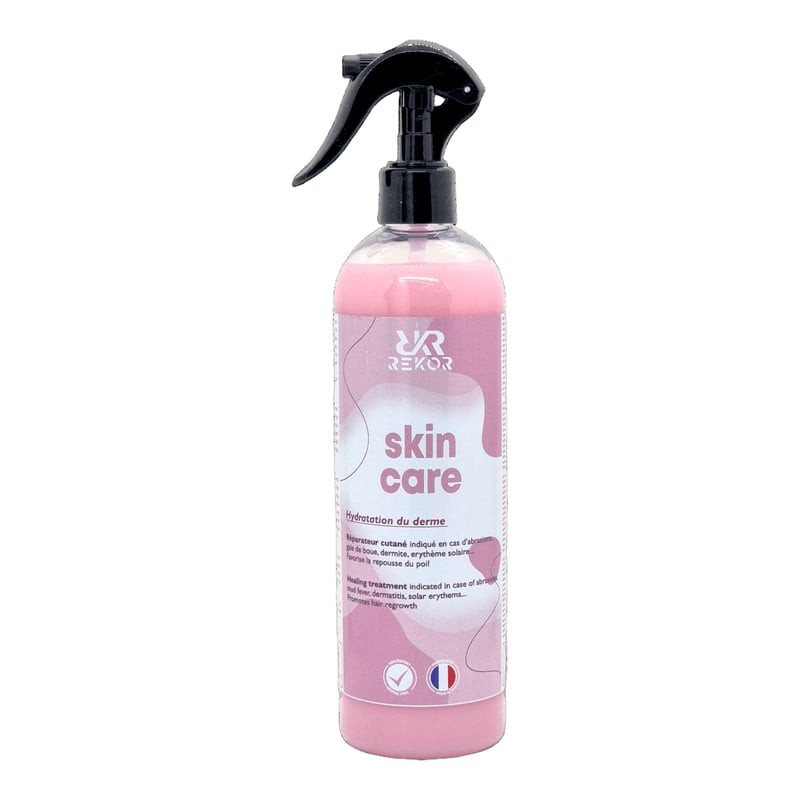 Flacon spray rose Rekor Skin Care sur fond vert avec étiquette Hydratation du derme, bec noir et dét