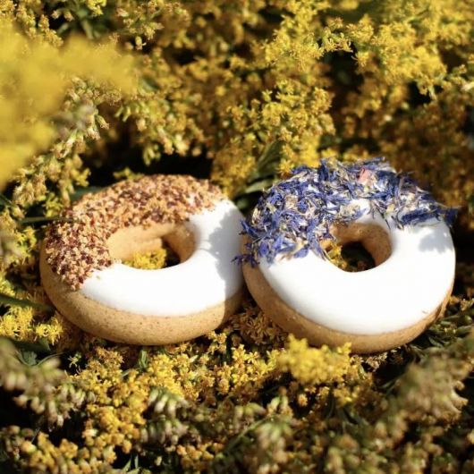 Friandises cheval Donuts aux herbes avec glaçage rose sauvage et bleuet - Candy Horse